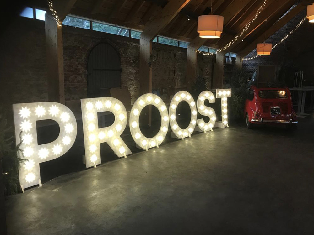 Lichtletters proost op een bruiloft